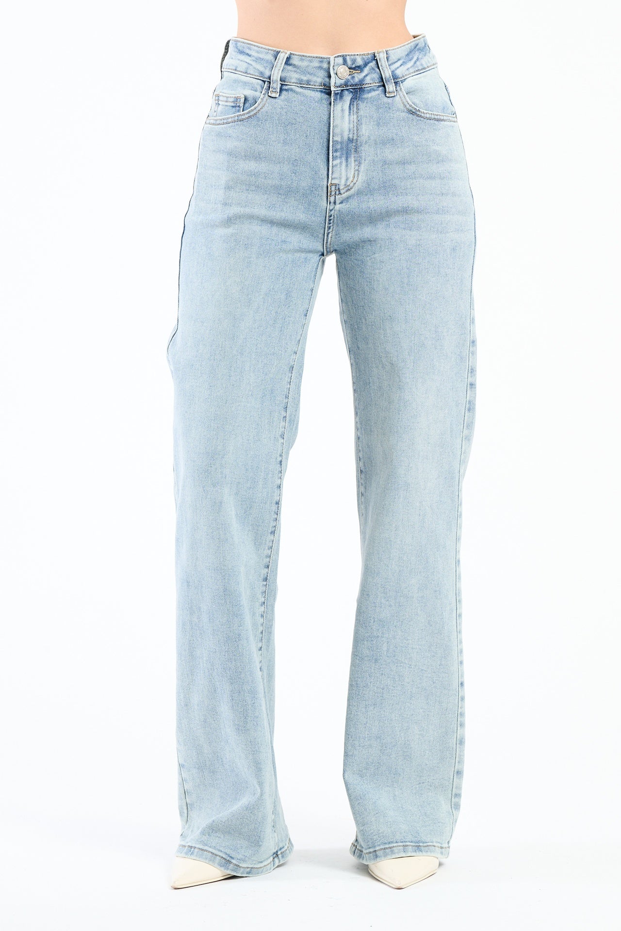 Jeans azzurri skinny, perfetti per esaltare la silhouette, presentati in un layout web chiaro.